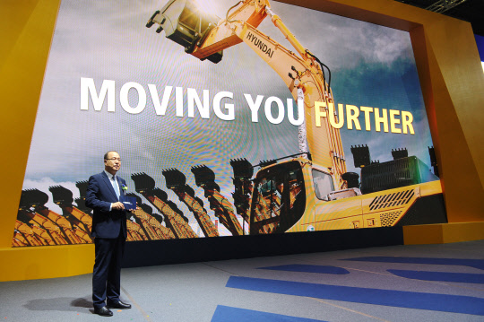 공기영 현대건설기계 사장이 24일 '2017 한국국제건설기계전'에서 발언을 하고 있다.   현대건설기계 제공